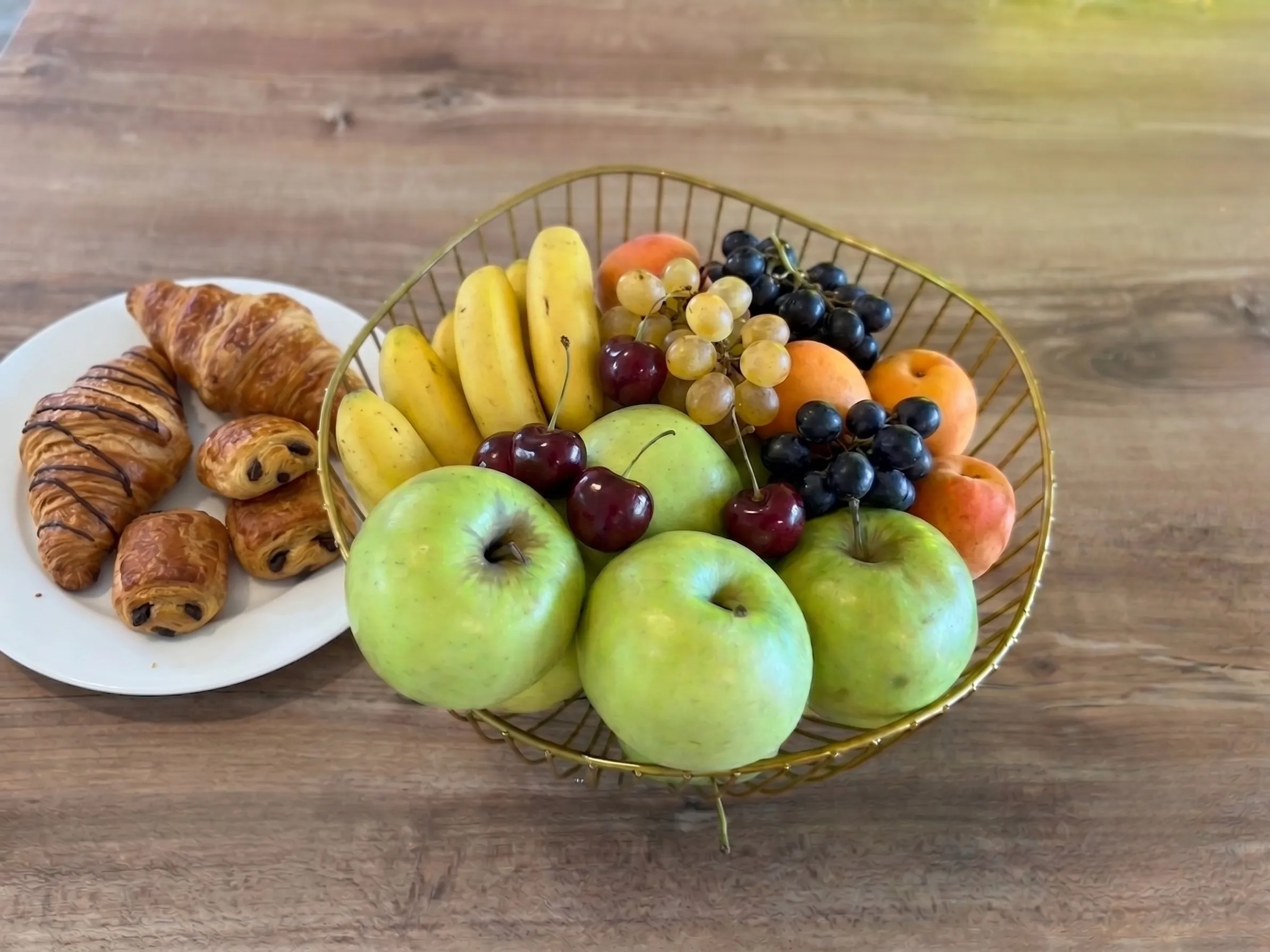 Gâteaux & fruits le matin