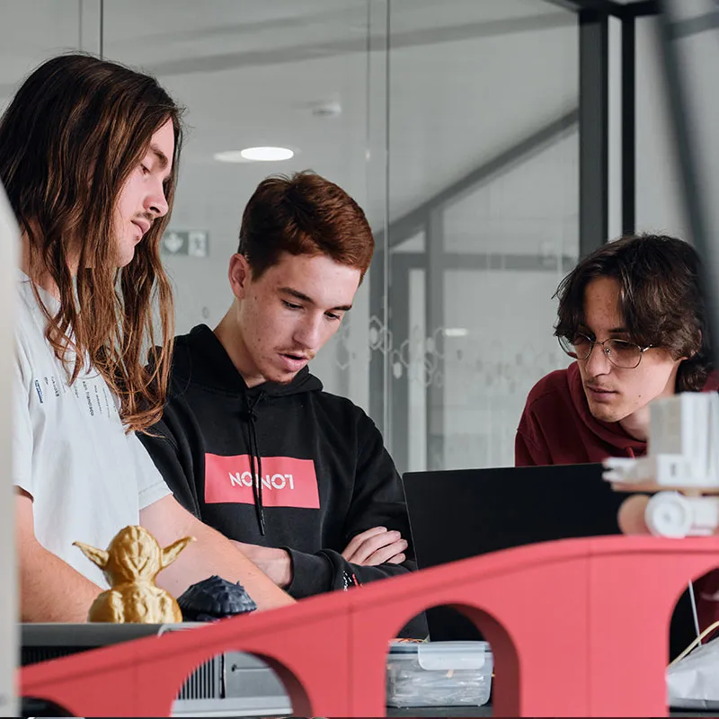 Étudiants au FabLab