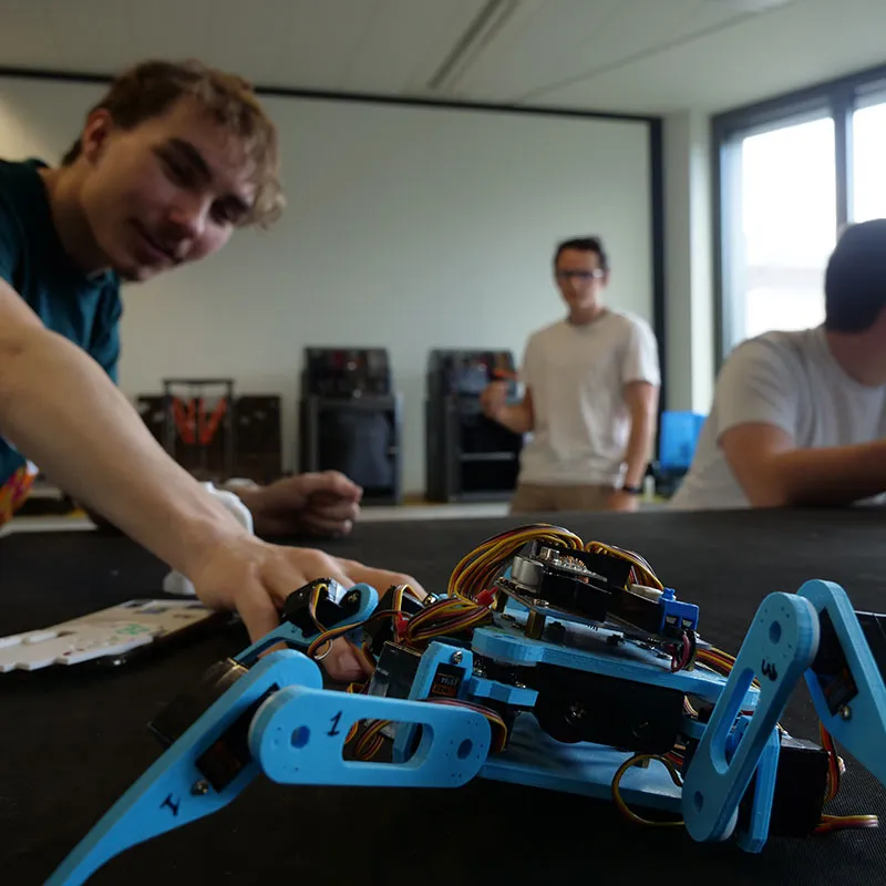 Étudiants avec robot bleu