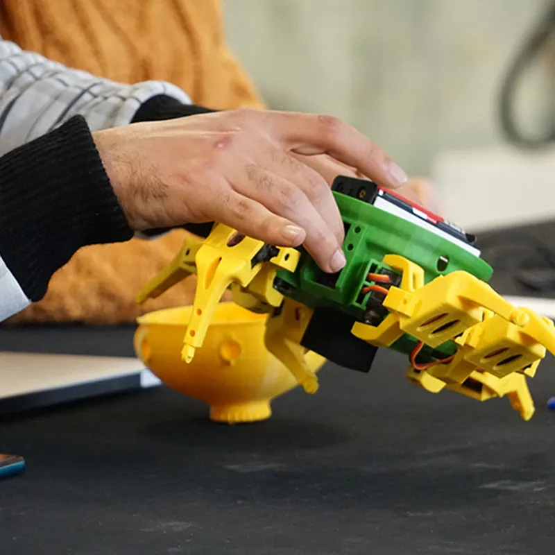 Robot imprimé 3D jaune