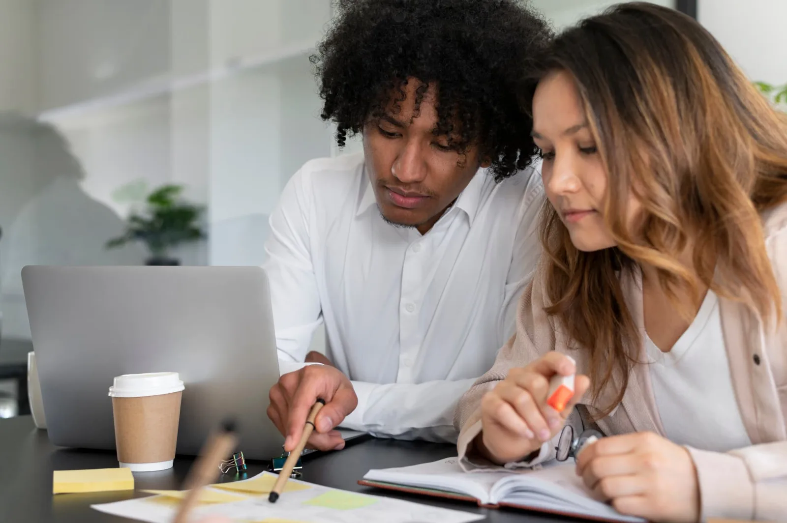 Équipe de professionnels travaillant ensemble au bureau